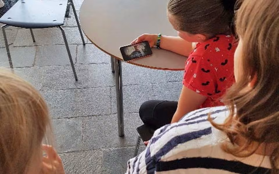 Se udstillingen i skolens indgangsparti  af fotos, som seerne har sendt til TV2 om vejret
