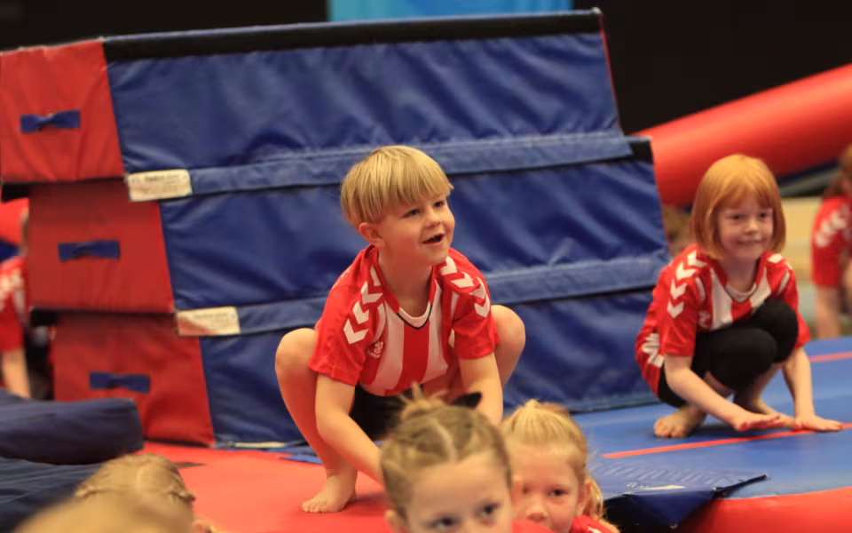 Salto Kids charmerer ved Helleopvisning