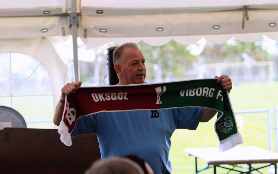 Fodboldfest på Oksbøl Stadion med glade fans og stor frivillig indsats