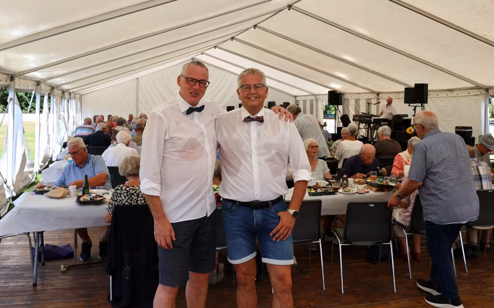Sommerstemning og glade mennesker til sommerfest på Tistrup Stadion - Se billeder og filmklip..