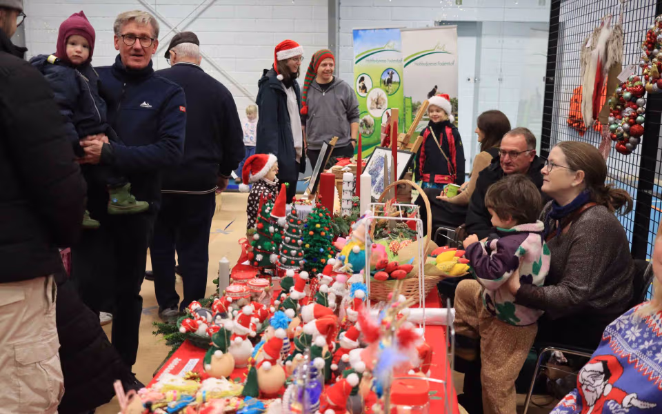 Julemarked samlede Billum i hallen