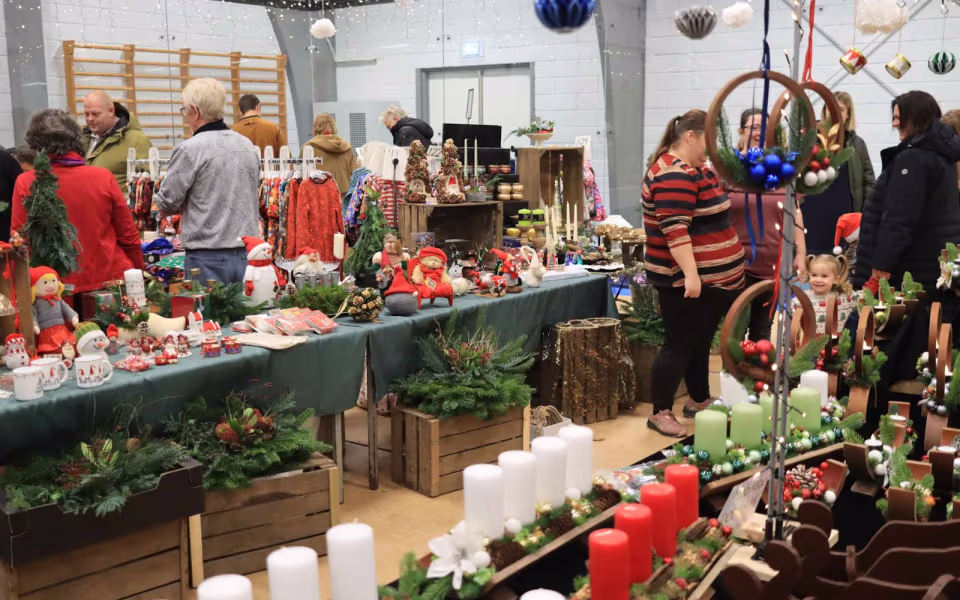 Julemarked samlede Billum i hallen