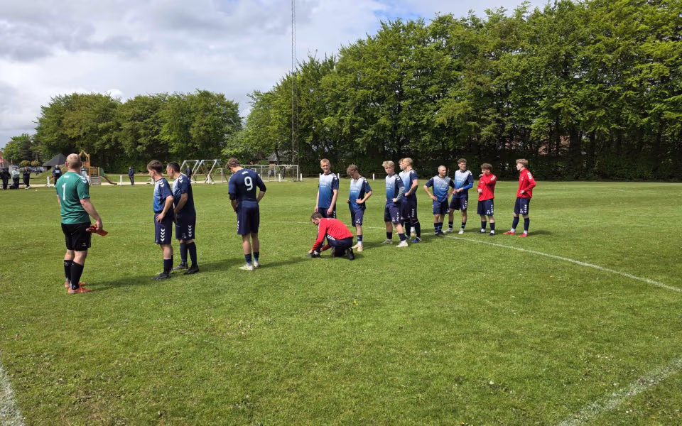 Kampreferat fra serie 1 kampen mellem Helle FC og HTS - Byfest, fodbold og fællesskab på Fåborg Stadion