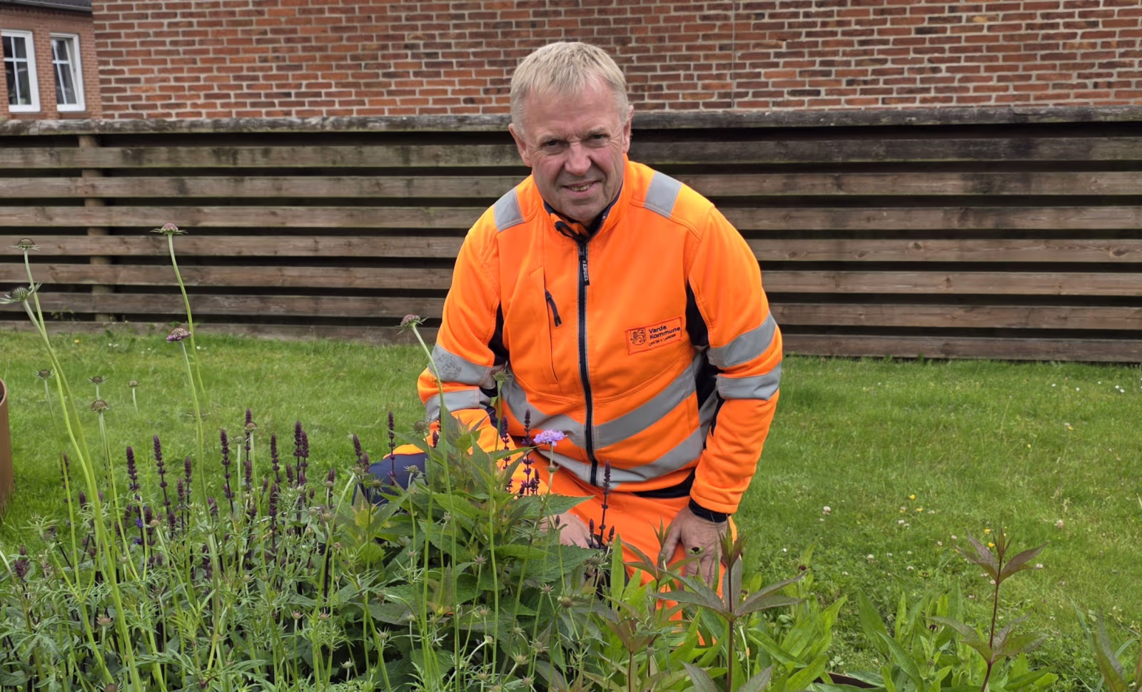 Manden med de grønne fingre og det orange tøj – hvem er han egentlig?