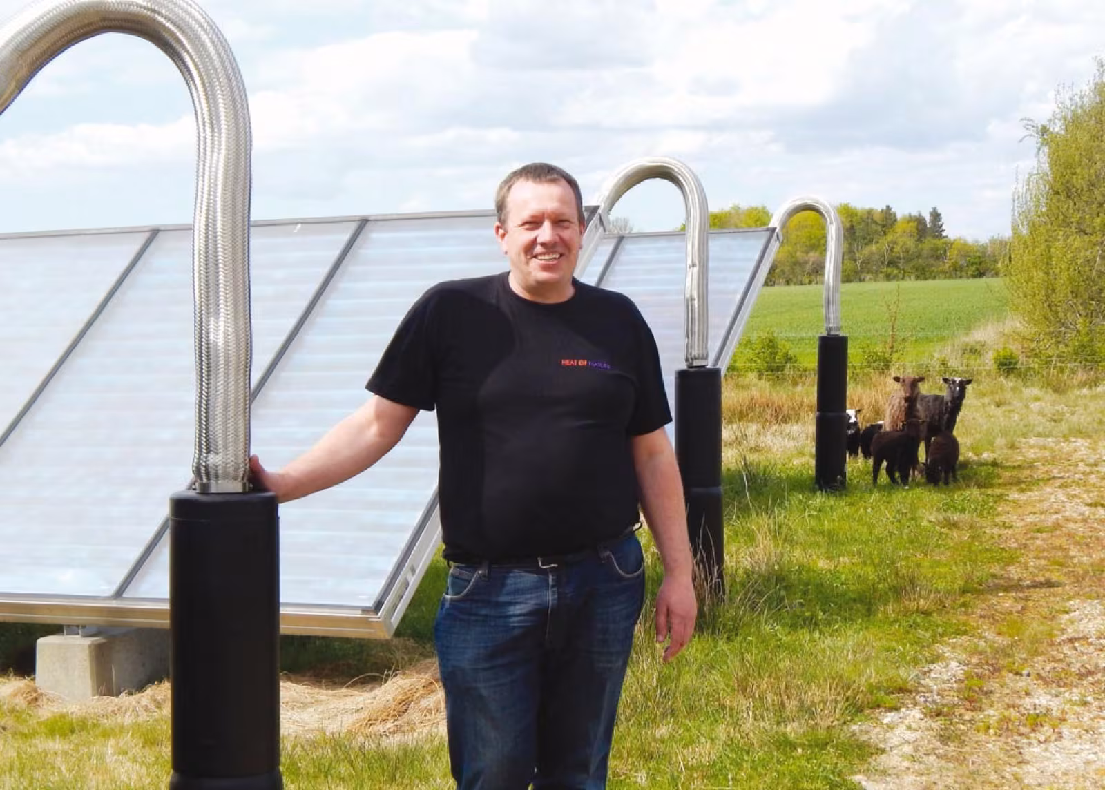 Karsten Kristensen er glad for de seks får, som netop er blevet sat ud på græsset omkring solvarmeanlægget
