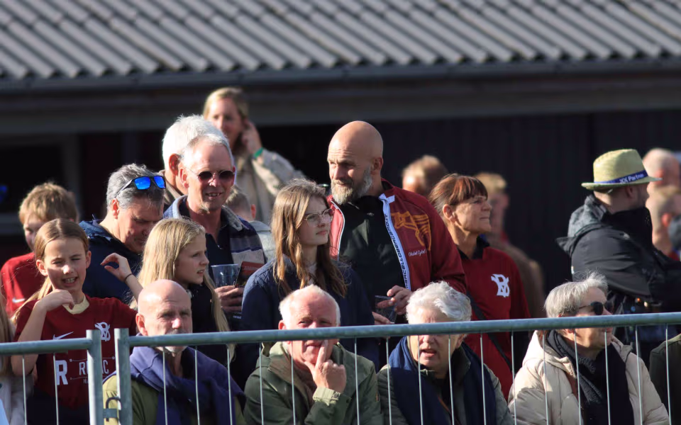 Fodboldfest på Oksbøl Stadion med glade fans og stor frivillig indsats