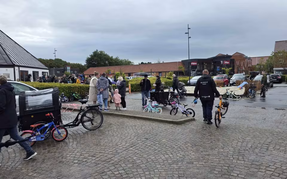 Regnen lagde en dæmper på Torvedagen i Ølgod, men ikke på humøret - Se billeder fra dagen