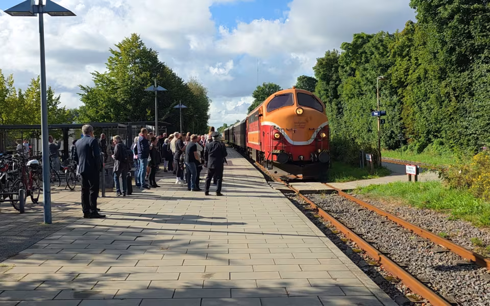 Tistrup Station forvandlet til et festligt samlingspunkt i anledning af den vestjyske længdebane 150-års jubilæum.