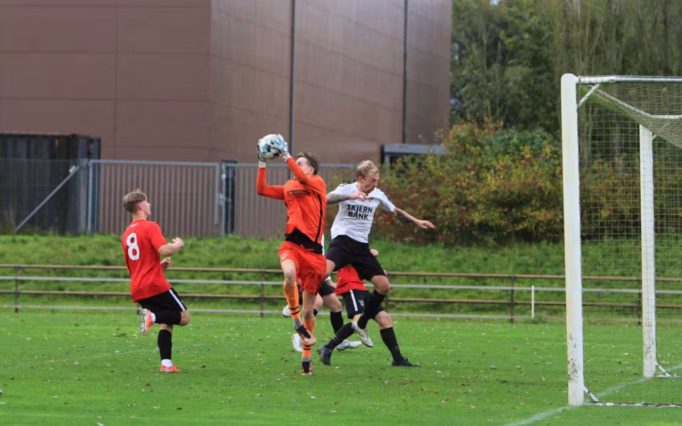 Varde redder point i overtiden