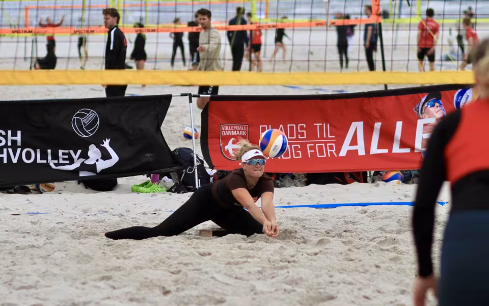 Vestenvinden udfordrer beachvolley-eliten