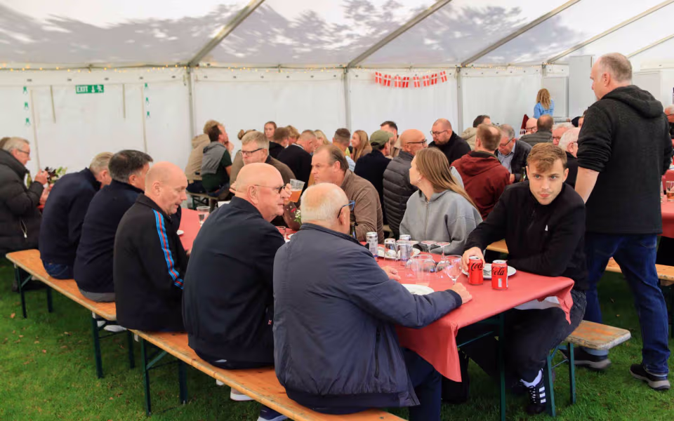 Fodboldfest på Oksbøl Stadion med glade fans og stor frivillig indsats