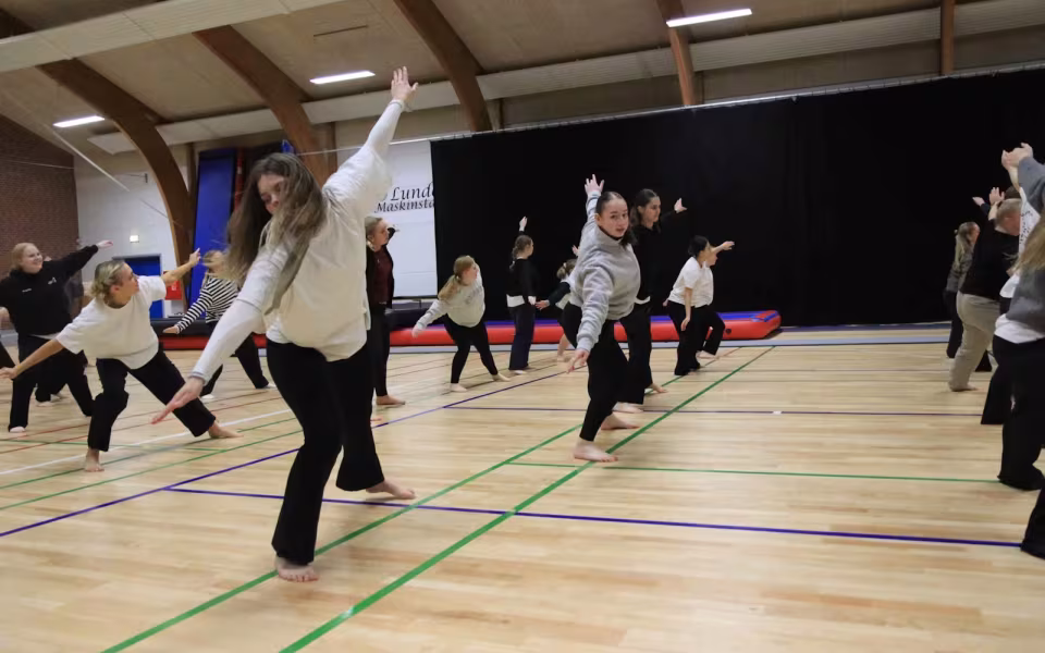 Forventningsfulde gymnaster gør klar