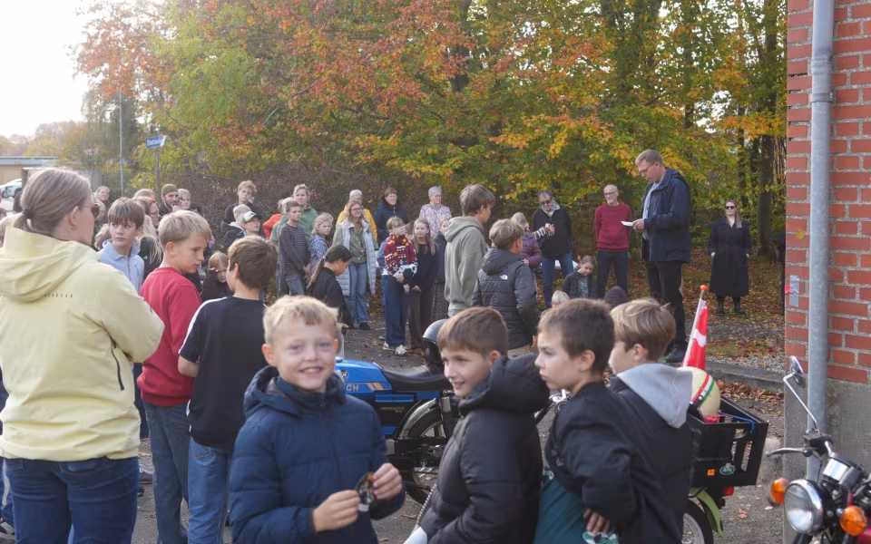 Gamle jeans danser videre på en gavl i Ansager