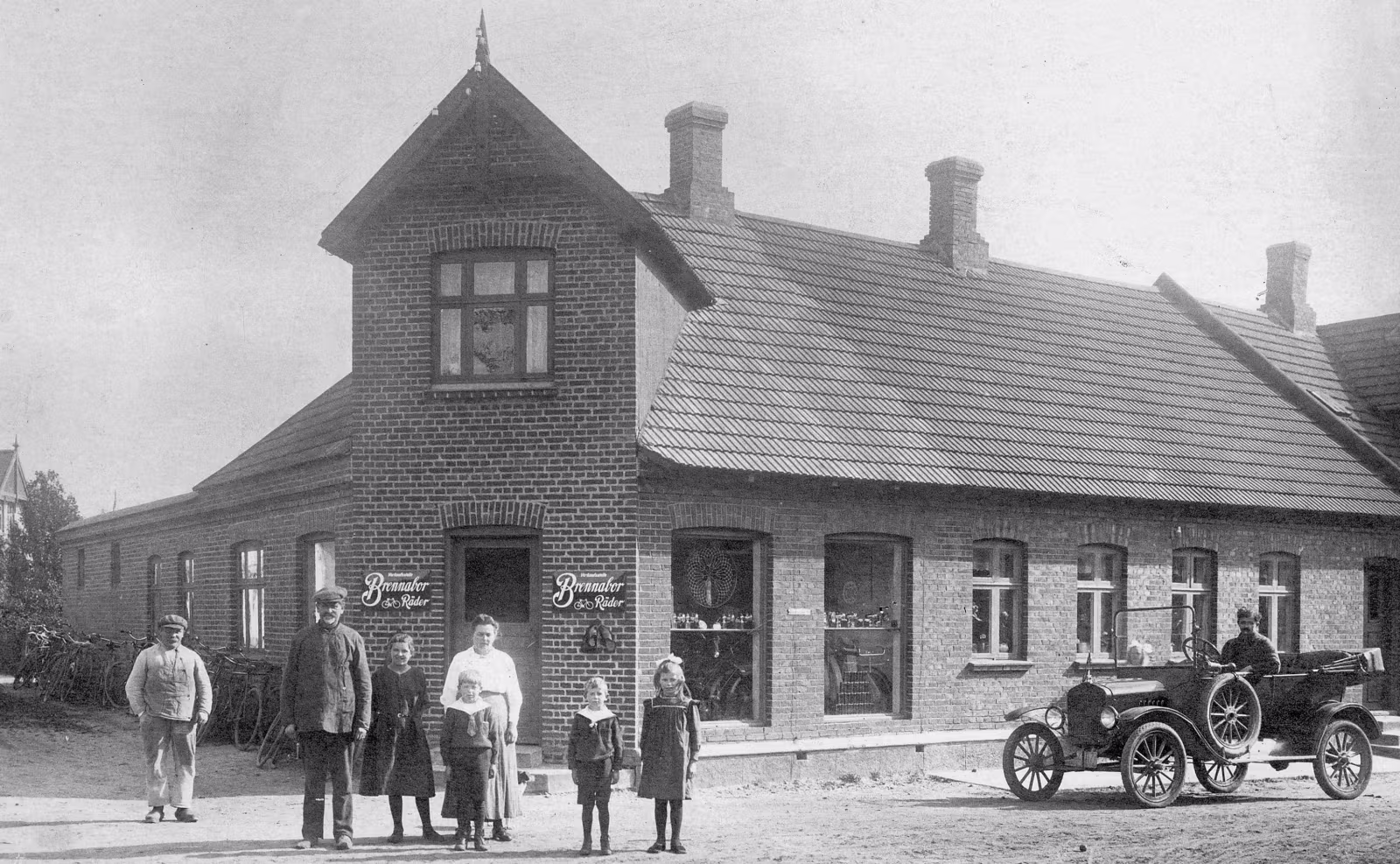 Ca. 1922 - fra venstre: Emil Larsen (Sølyst), Christian Rønberg, Marie Rønberg, fru Birthe Rønberg, Gerhard Rønberg, Alfred Rønberg og Anna Rønberg. I bilen chauffør Peder Hansen, broder til Birthe Rønberg.