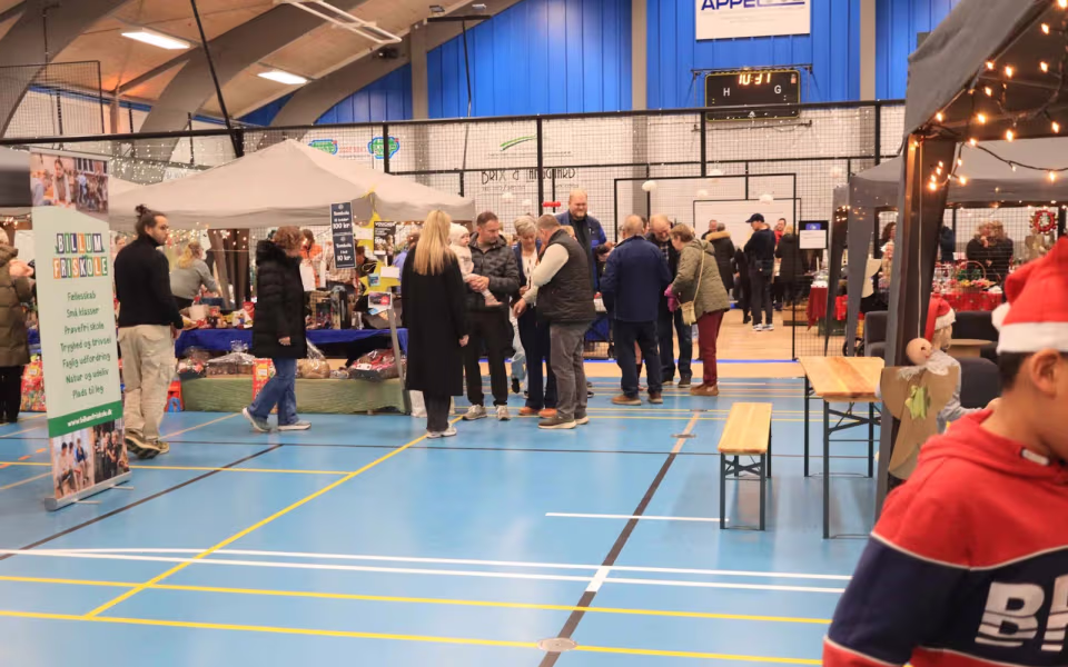 Julemarked samlede Billum i hallen