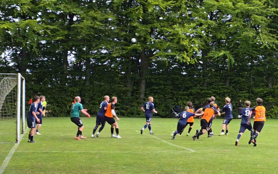 Kampreferat fra serie 1 kampen mellem Helle FC og HTS - Byfest, fodbold og fællesskab på Fåborg Stadion
