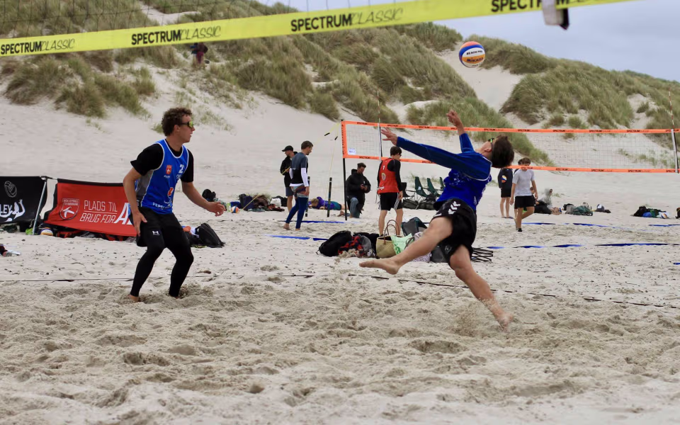 Vestenvinden udfordrer beachvolley-eliten