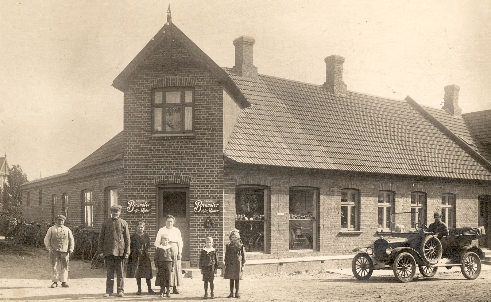 Ca. 1922 - Fra venstre: Emil Larsen (Sølyst), Christian Rønberg, Marie Rønberg, fru Birthe Rønberg, Gerhard Rønberg, Alfred Rønberg og Anna Rønberg. I bilen chauffør Peder Hansen, broder til Birthe Rønberg.
