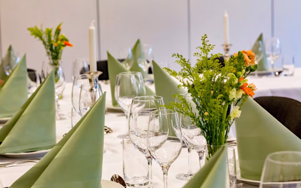 Peter Breum tv., Debbie Mathiasen og Iver Larsen foran Ansager Hotel der åbner restauranten fredag den 4. og lørdag den 5. juni