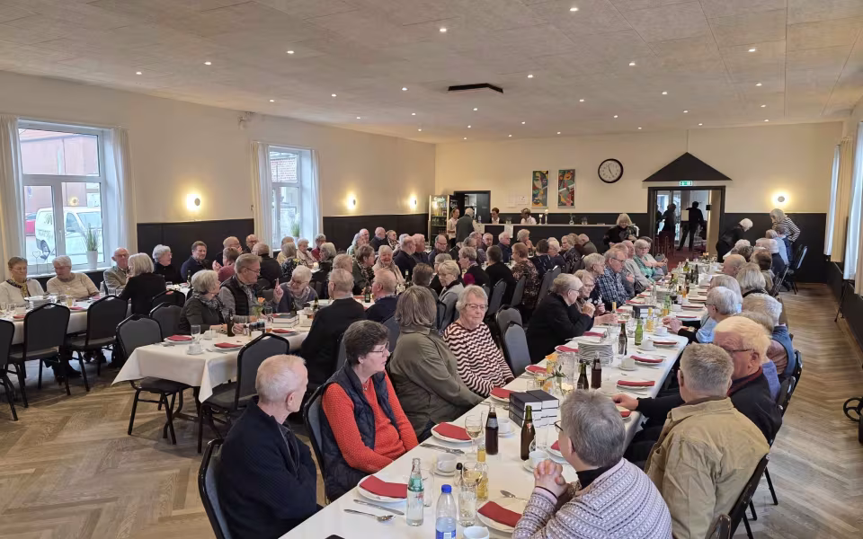 Ældre Sagen samlede næsten 100 deltagere til hyggelig søndagsfrokost i Ølgod