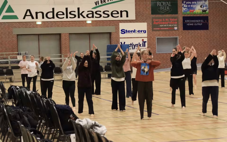 Forventningsfulde gymnaster gør klar