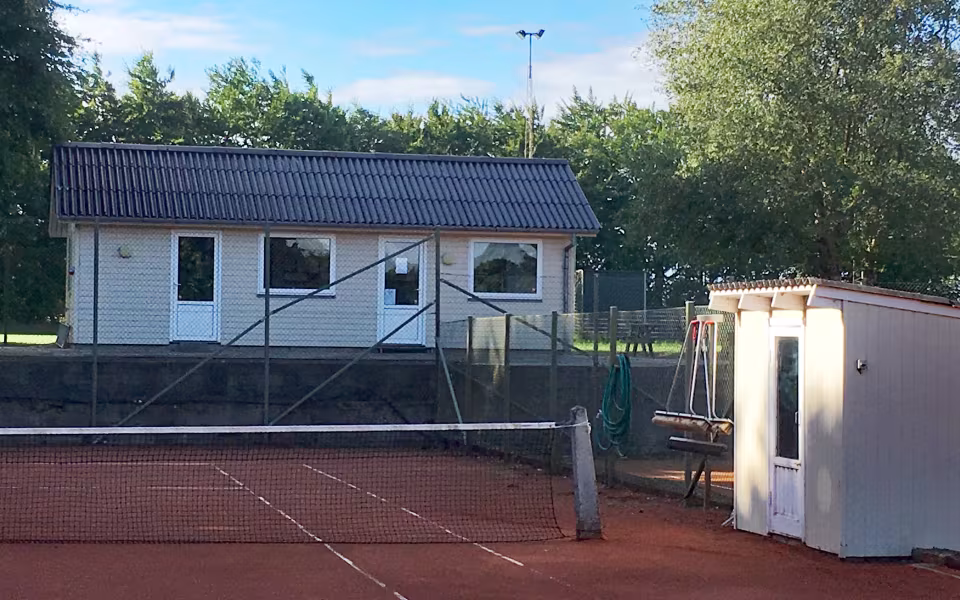 Nyt tag på Tennisklubbens klubhus på Kanalvej i Ansager