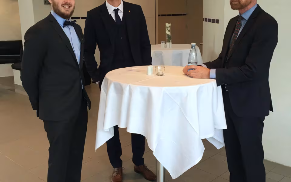 I midten de tre legatmodtagere: Morten Brodersen Jensen, Thomas Holm Thomsen og Jonathan Toftegaard Hansen (fra Ansager)