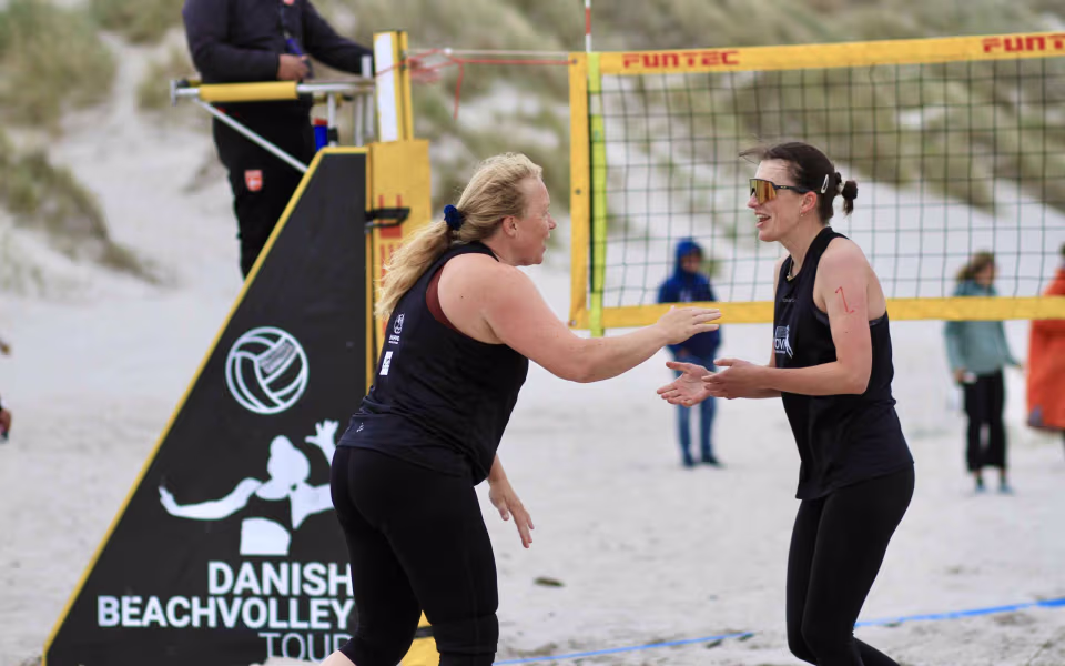Vestenvinden udfordrer beachvolley-eliten