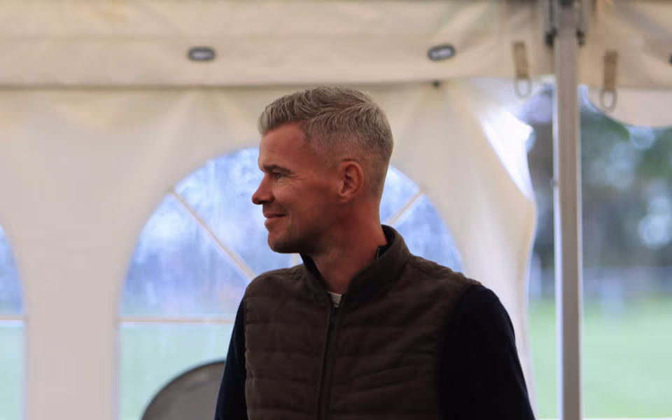 Fodboldfest på Oksbøl Stadion med glade fans og stor frivillig indsats