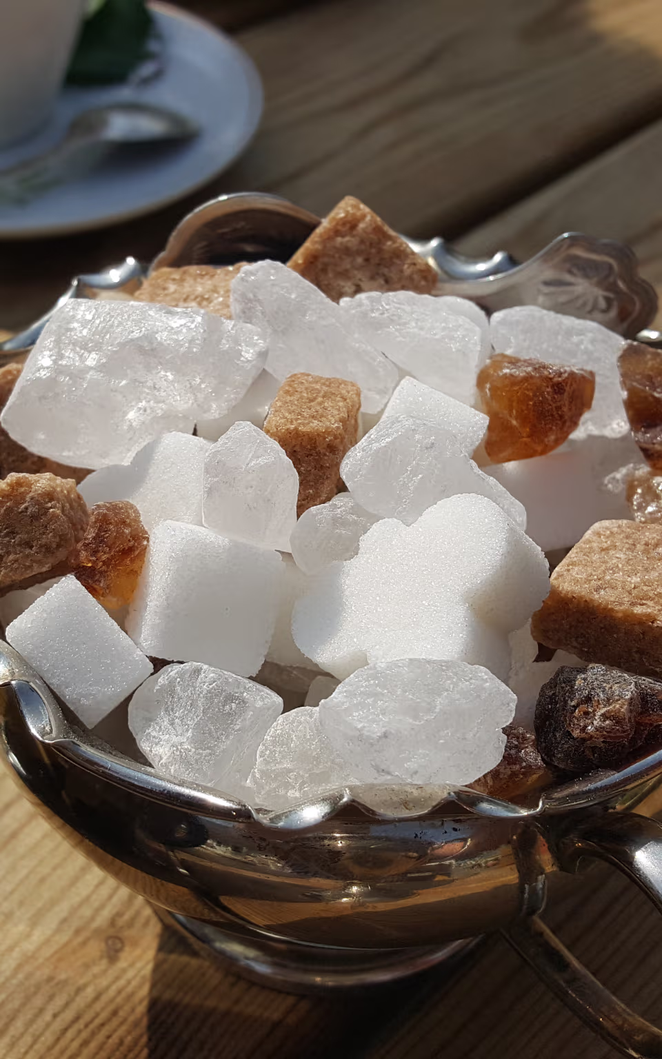 Sukkerknalder og kandis i metalskål på bordet hos Hattesgaard Café