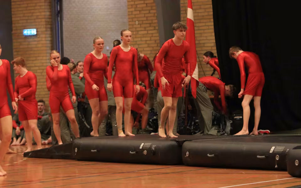 Farverig opvisning lyser Sportspark op