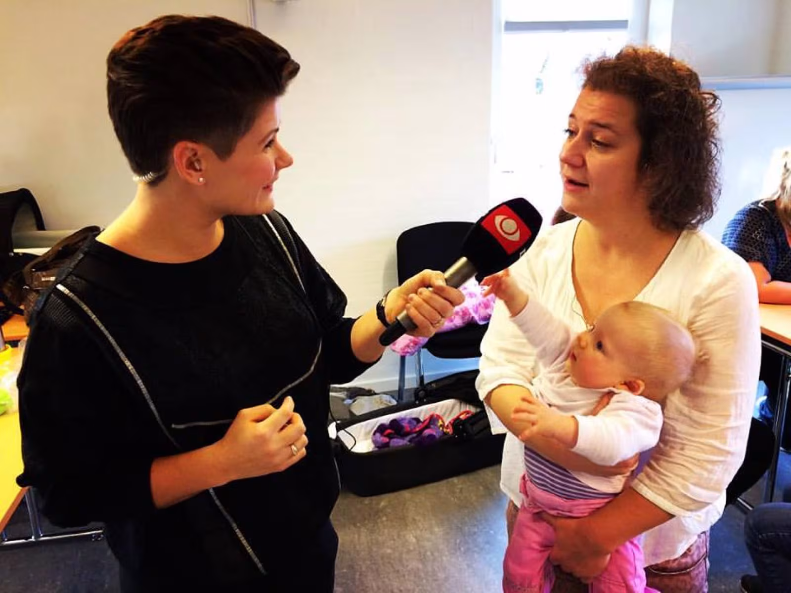 P4 Syd og DR TV på besøg i Baby Caféen i Næsbjerg-Øse Sogn
