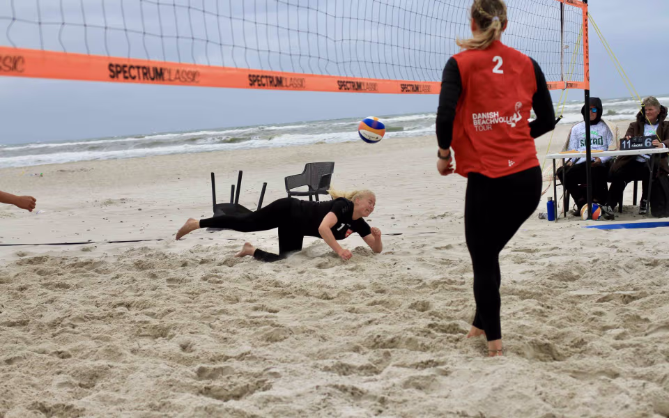 Vestenvinden udfordrer beachvolley-eliten
