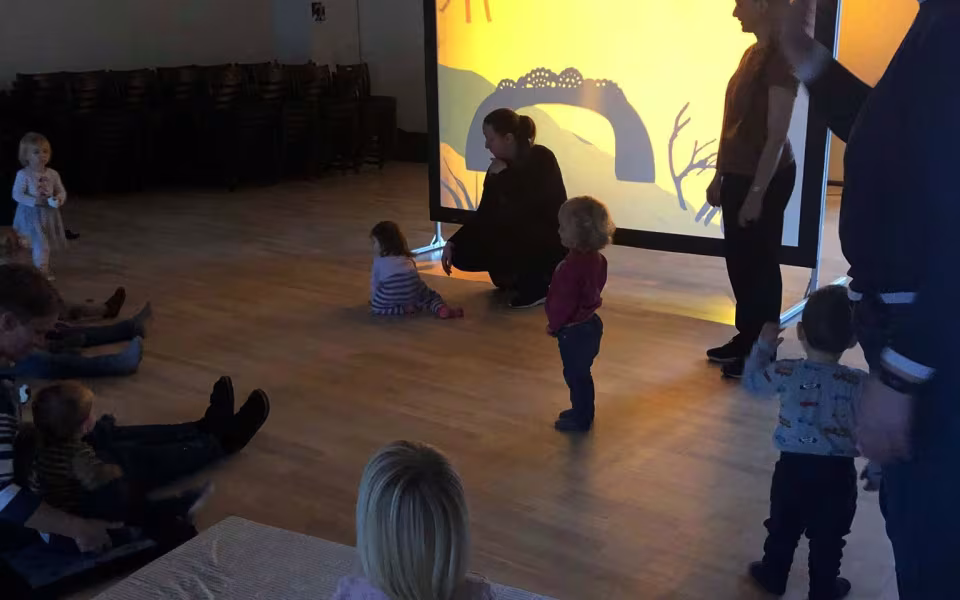 Skyggespil fra Varde bibliotek på dagålejens heldagslegestue