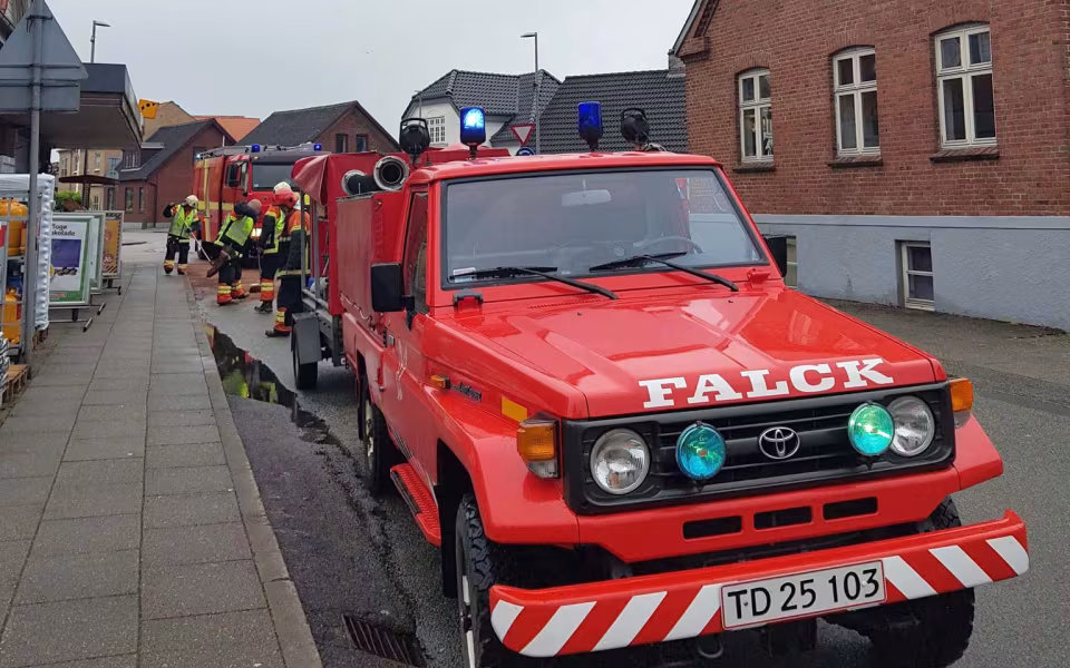 Spild af dieselolie foran købmanden i Ansager fjernes af brandvæsenet