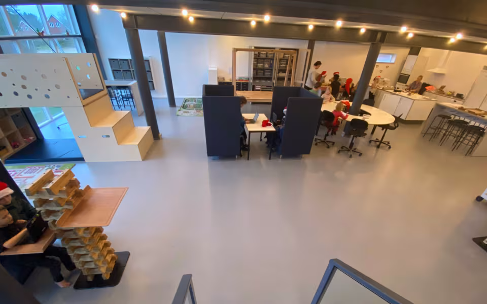 Skolens bibliotek er flyttet til 1. salen for at gøre plads til skolens elever og børnene i SFO.