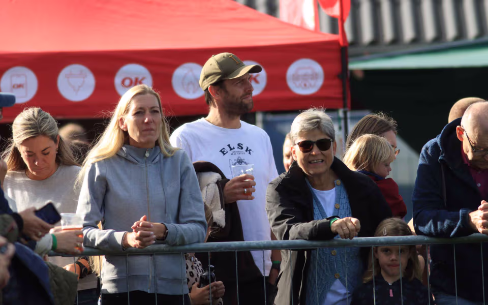 Fodboldfest på Oksbøl Stadion med glade fans og stor frivillig indsats