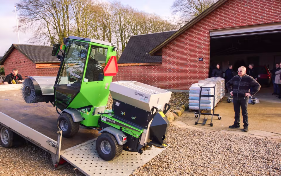 Ny Traktor til snerydning og græslåening i Fåborg og omegn!
