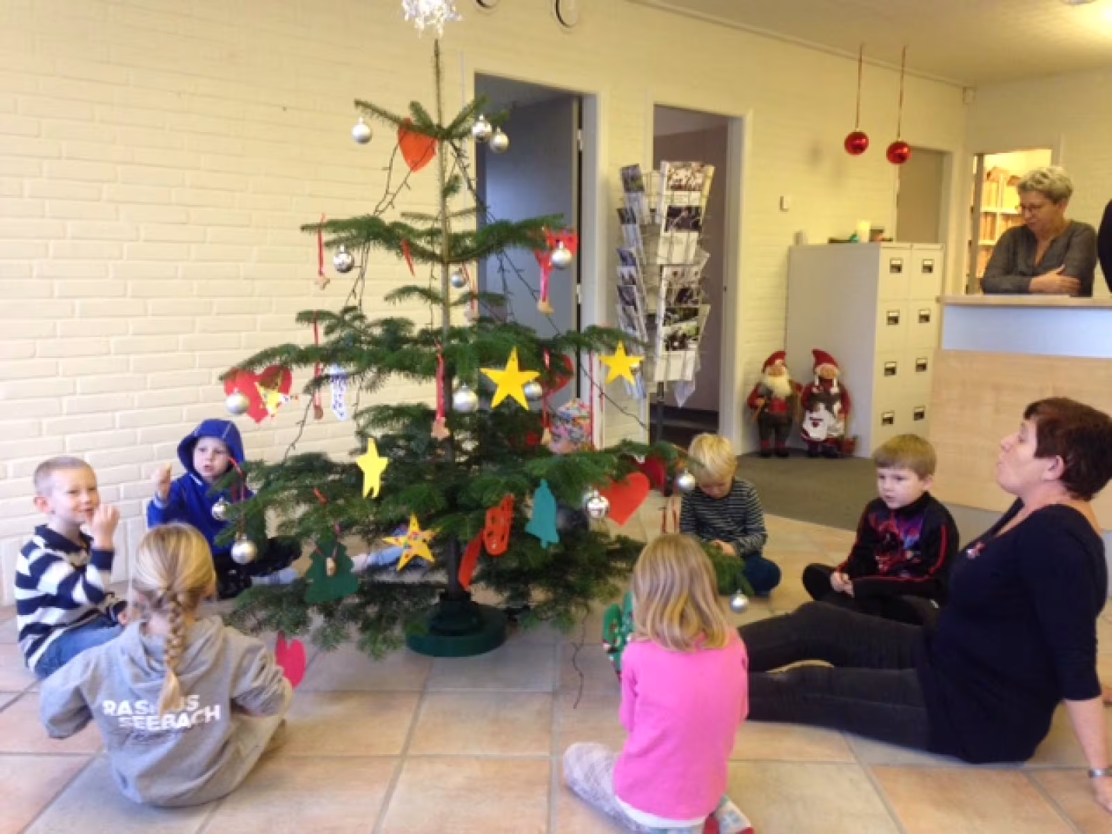 Børnehavebørn pynter juletræ