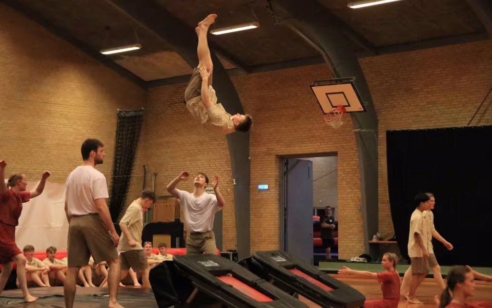 Farverig opvisning lyser Sportspark op