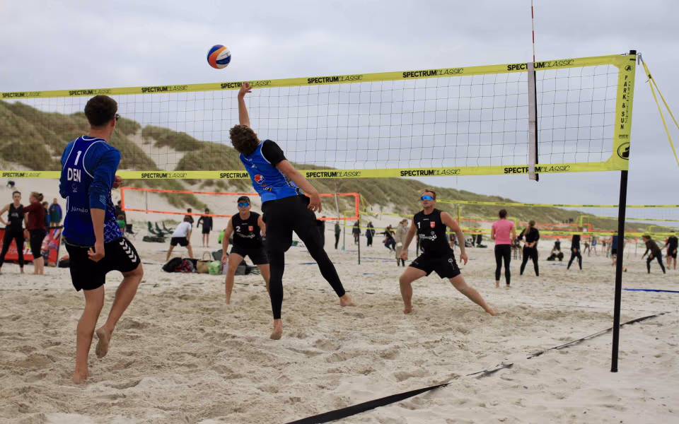 Vestenvinden udfordrer beachvolley-eliten