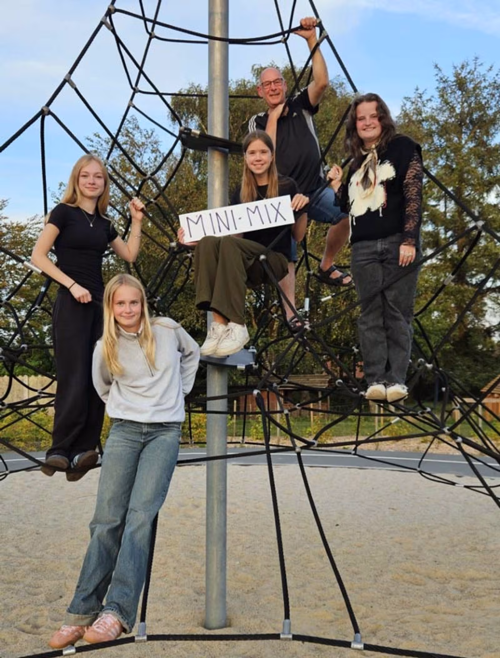 Vi glæder os til at se jer; Ingo, Nanna, Liv, Elina og Thilde