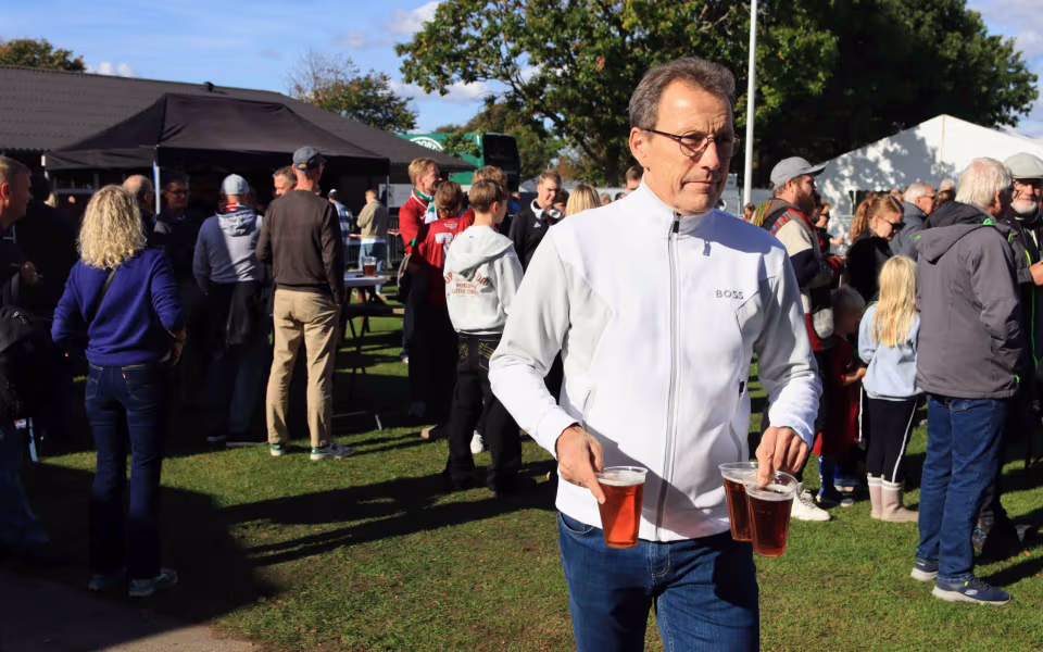 Fodboldfest på Oksbøl Stadion med glade fans og stor frivillig indsats