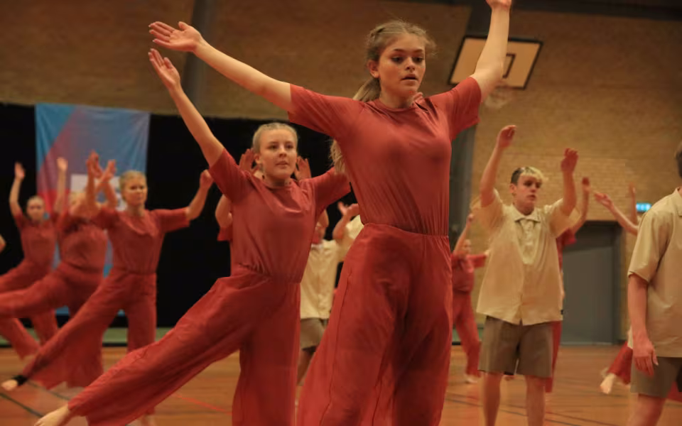 Farverig opvisning lyser Sportspark op