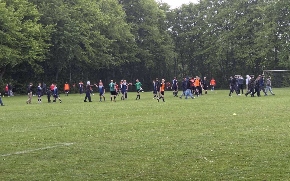 Kampreferat fra serie 1 kampen mellem Helle FC og HTS - Byfest, fodbold og fællesskab på Fåborg Stadion
