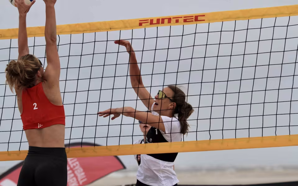 Vestenvinden udfordrer beachvolley-eliten