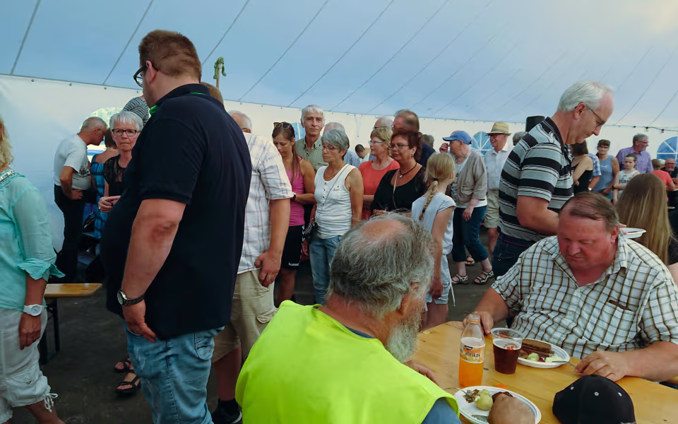 Birgitte Jakobsen tager på vegne af Ansager Idrætsforening imod 10.000 kr fra Alan's Dinér som tak for godt samarbejde