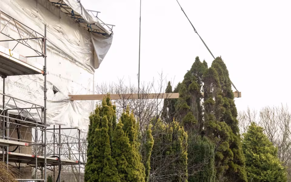 Kranarbejde ved Kvong Kirke mv