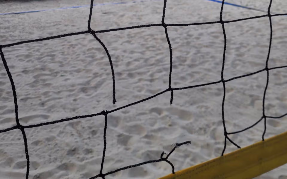 Det beskadigede volley-net på stadion er klippet og brændt flere steder. Frivillige efterlyser, at den gratis bane behandles ordentligt.
