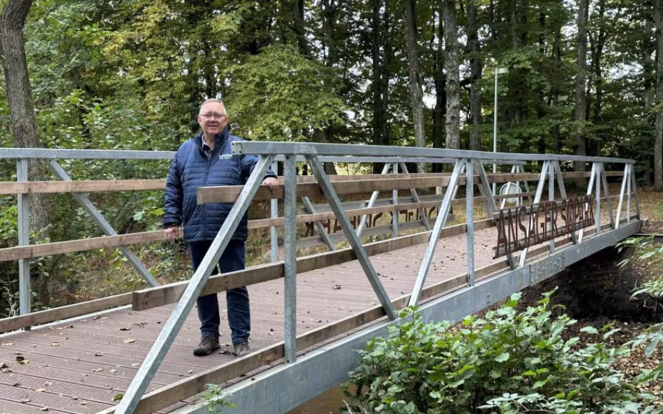 Lys på skolestien i Ansager Søpark.